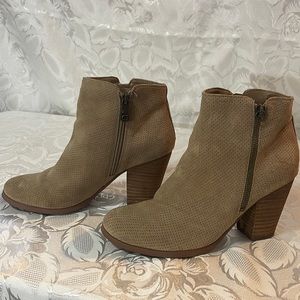 Guess booties size 8.5 tan colour.